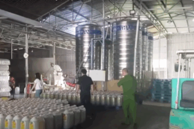Cận cảnh bên trong cơ sở phù phép dầu ăn dành cho thức ăn chăn nuôi thành dầu ăn dành cho người ở Hưng Yên, nơi sản xuất hàng chục nghìn tấn đã được bán ra cho người tiêu dùng thế này cơ mà