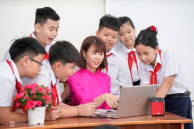 “Làm 8 tiếng, nghỉ hè dài, còn đòi lương như giáo sư?” – Tranh cãi gay gắt về đề xuất TĂNG LƯƠNG giáo viên