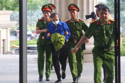 Một thời oanh liệt, nay thất thần sau song sắt: Cựu Bí thư tỉnh ủy Hoàng Thị Thúy Lan xuất hiện gây chú ý tại tòa sáng ngày 24/6