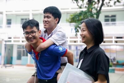 Nam sinh c/ụt tứ chi muốn tự viết bài thi tốt nghiệp dù được miễn… Hoan hô tinh thần, nghị lực của em.