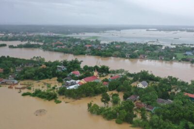 NGười dân Miền Trung số Khổ chống chọi với lũ : Thế mà dự án phân lũ chống nghập gần ngàn tỉ hơn chục năm vẫn d:ở dang. T:IỀN về về túi ai thì chỉ ông này biết rõ….