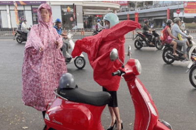 Dừng xe mặc áo mưa không đúng quy định sẽ bị phạt và trừ 10 điểm giấy phép lái xe, từ nay người dân cần đặc biệt lưu ý