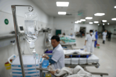 S-ả;n phụ ôm con trốn vi-ện, ê-kíp bác sĩ cấp cứu ngậm ngùi góp tiền bù vi-ện phí