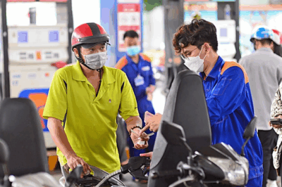 Chia buồn với ai chưa kịp đổ xăng chiều qua, lại tăng tiếp rồi bà con ơi, thế này chỉ dân đ-a-u ví thêm thôi
