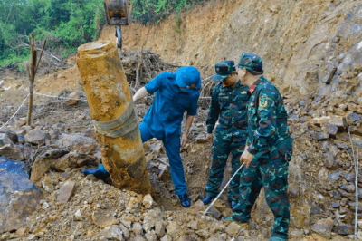 Số-/c: Phát hiện quả b-o;;m nặng nửa tấn từ thời ch-iế;n tranh chôn trong vườn nhà dân, hoá ra nằm t-ử thần mà không biết
