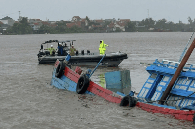 Trời ơi lại thêm một vụ l:.ậ:.t tàu nữa ở Quảng Ninh
