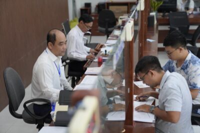 Làm công chức giờ “sướng” thật: B:ỏ luôn cả g/iáng chức và h:ạ lương rồi..
