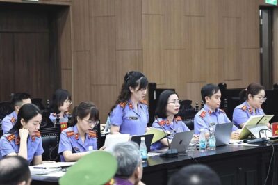 Đêm hôm qua t:ôi chỉ ngủ được 1-2 tiếng. Tôi xoay bên trái khóc ướt cánh tay trái, xoay nghiêng bên phải ướt cánh tay phải”, Hậu ng//hẹn ng’ào và xin giảm á/n cho các bị cáo còn lại.
