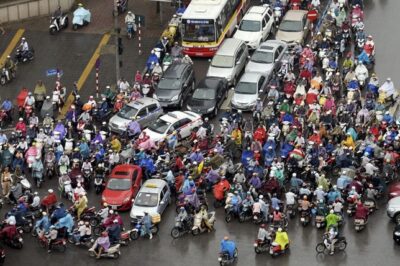 Người dùng xe điện cười khà– người đi xe xăng lo s//ốt vó: Hà Nội cấm xe máy chạy xăng trong Vành đai 1