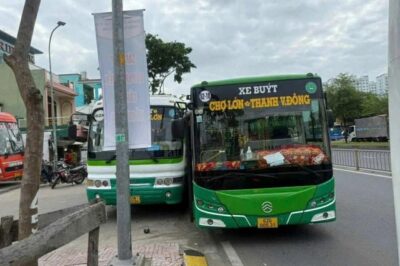 Xôn xao c:lip 2 xe buýt ch:;èn é:;p nhau, lao lên vỉa hè ở TP.HCM