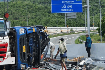 Xót xa nhìn xe tải chở thép bị lật giữa đường gần cao tốc, số người tuvong đã bắt đầu lên đến…