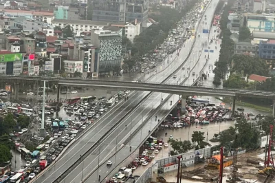 Trời ơi xin chia buồn với những ai phải ra đường ở Hà Nội trong hôm nay! Quá k;i;nh;kh;u;ng!