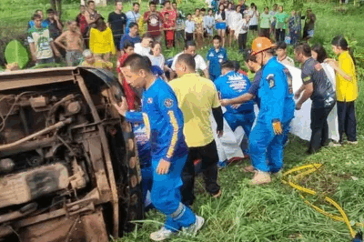 Xe buýt chở 40 học sinh lật xuống đường, 2 học sinh tử vong, 1 người bị điện giật chết khi cứu hộ