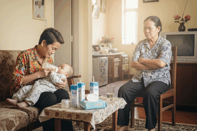 Mẹ chồng bắt cháu ăn đồ thừa, mặc quần áo cũ, tắt điều hòa, con dâu chịu không nổi liền đưa ra tờ giấy khiến bà dọn đồ tẽn rò ra về