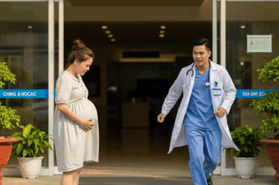 Bác sĩ đỡ đẻ không ngờ lại là chồng cũ, tôi đau đớn hét 9 từ khiến anh chảy nước mắt đưa đứa bé ra ngoài