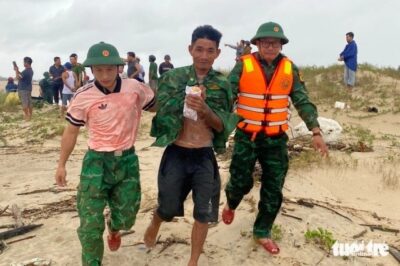 Khoảnh khắc Ngư dân 6 tiếng bám phao hàng hải ch::ống ch::ọi s::óng d:ữ sau chìm tàu, tự bơi vào bờ s::ống s::ót kỳ diệu