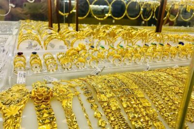 Tối nay giá vàng  Tiếp tục ‘s:ục s::ôi’, người dân phải chi tiền kh::ủng mới có thể mua được một lượng vàng?