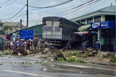 Quảng Trị sáng nay: Xe tải l::ao vào chợ chuối…. Số người TUVONG khungkhiep quá trơi oi