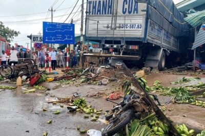 Xem lại 15 phút KINHHOANG  xe tải l::ao vào khu chợ….Số ngừoi TUVONG khungkhiep quá troi oi