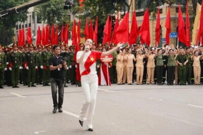 Hồ Ngọc Hà khoe có bố là chiến sĩ cách mạng nhưng vẫn nói câu đó trong Đại lễ 2/9?