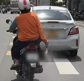Danh tính 2 người phụ nữ đi xe máy rải bột lạ trên đường TP.HCM, sự thật gây cho;á;ng về số bột.